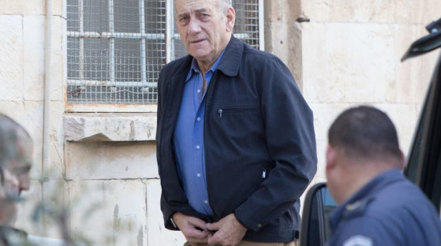 אהוד אולמרט בפתח ביה"מ השלום בירושלים (צילום: יונתן זינדל, פלאש 90)