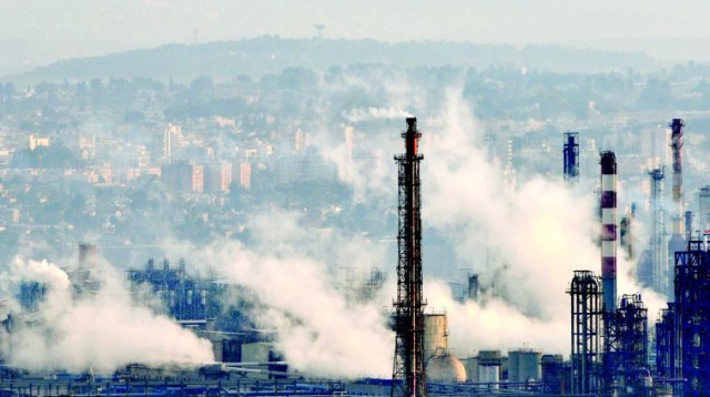 אזור המפעלים במפרץ חיפה  (צילום: שי לוי, פלאש 90)