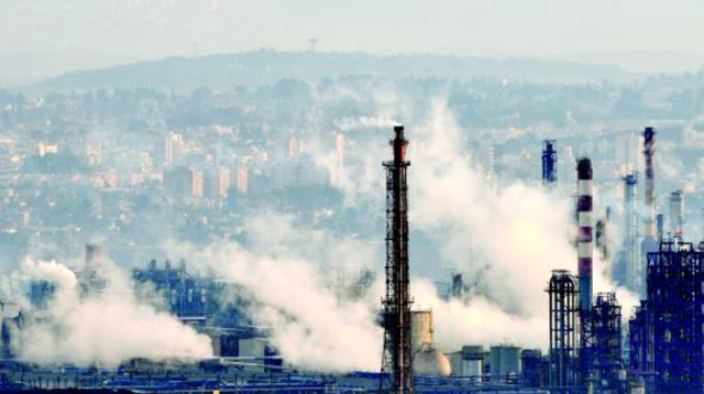 אזור המפעלים במפרץ חיפה  (צילום: שי לוי, פלאש 90)