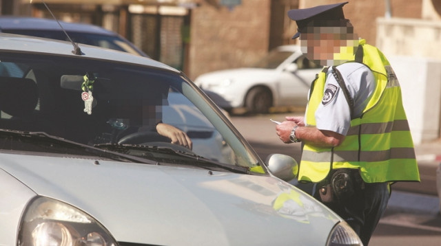 בדיקת כלי רכב (למצולמים אין קשר לידיעה) (צילום: אורי לנץ, פלאש 90)