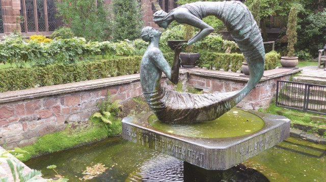 פסל "המים של החיים" בקתדרלה של צ'סטר (צילום: תלמה אדמון)