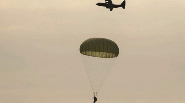 אימון צניחה בחטיבת הצנחנים (צילום: דובר צה"ל)