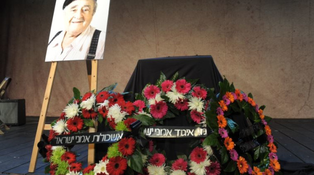 ארונו של יענקלה בן סירא בטקס האשכבה בתיאטרון הקאמרי (צילום: אבשלום ששוני)