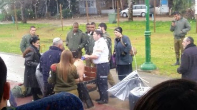 זירת פיגוע הדקירה באשקלון  (צילום: כל העולם כולו)