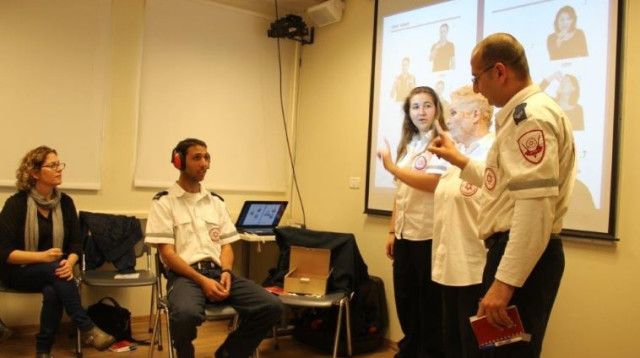 אנשי מד"א לומדים את שפת הסימנים (צילום: דוברות מד"א)