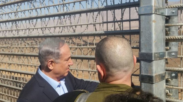 נתניהו מסייר בתוואי הגדר המזרחית (צילום: תא הכתבים המדיניים)