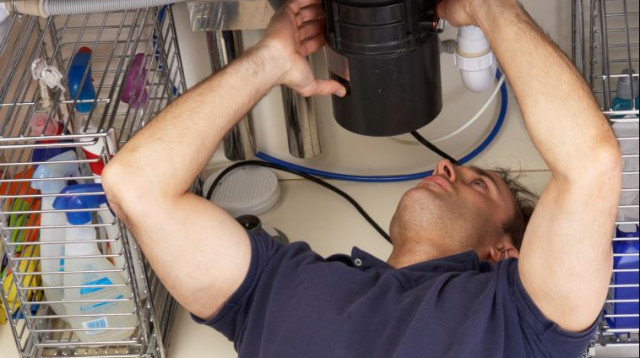 אינסטלטור (צילום: אינגאימג)