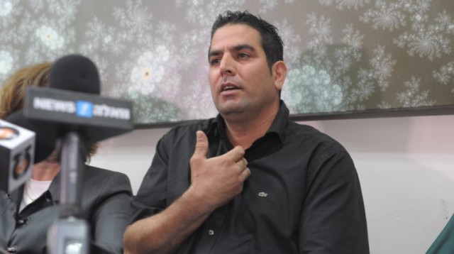 מני נפתלי במסיבת העיתונאים לאחר הניצחון בתיק (צילום: אבשלום ששוני)