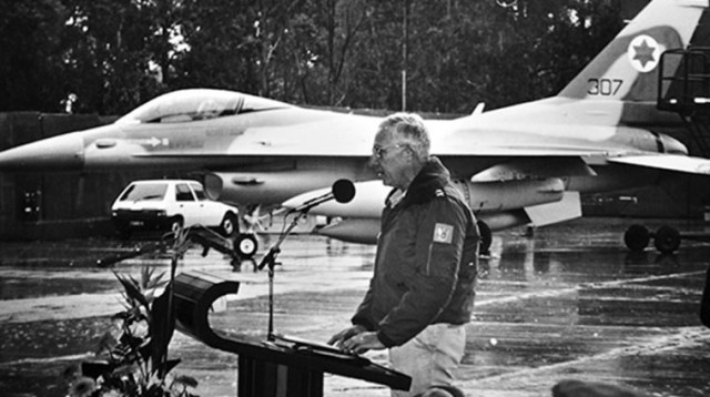 מפקד חיל האוויר, אלוף (מיל') עמוס לפידות בטקס נחיתת מטוס הברק, 1987 (צילום: ארכיון ביטאון חיל האוויר)