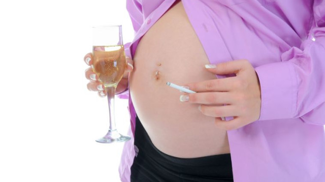 אשה בהריון מעשנת (צילום: אינגאימג)