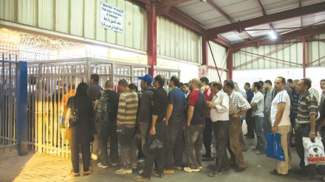 פועלים פלסטינים במחסום (צילום: יונתן זינדל, פלאש 90)