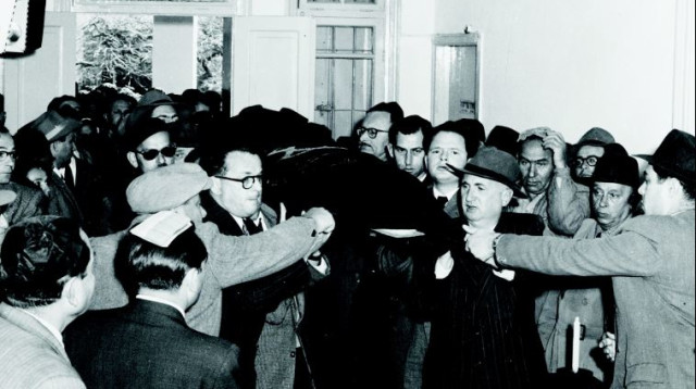 טומי לפיד בלוויתו של קרליבך (צילום: פאול גולדמן)