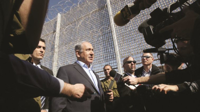 נתניהו מסייר בגדר בערבה (צילום: מרק ישראל סלם)