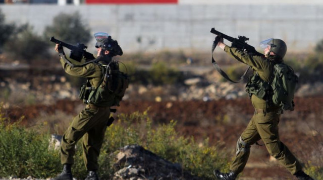 חיילים משיבים ירי, ארכיון (צילום: "יש דין")