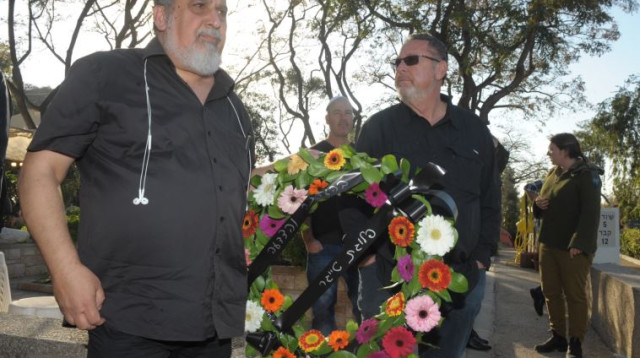 הלווייתו של יאנוש בן גל  (צילום: אבשלום ששוני)