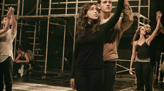 סיפור הפרברים, עידו רוזנברג (טוני) לצד משי קליינשטיין (מריה) (צילום: רונן אקרמן)