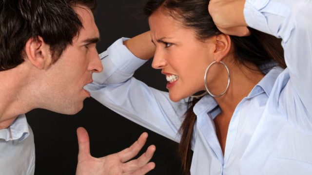 ריב זוג קריירה איש אישה רבים מתווכחים (צילום: אינגאימג)