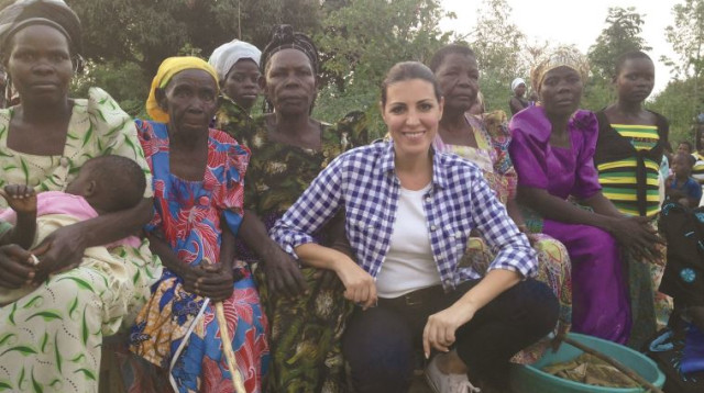 סיון יערי עם תושבי הכפרים באפריקה (צילום: אינוביישן אפריקה)