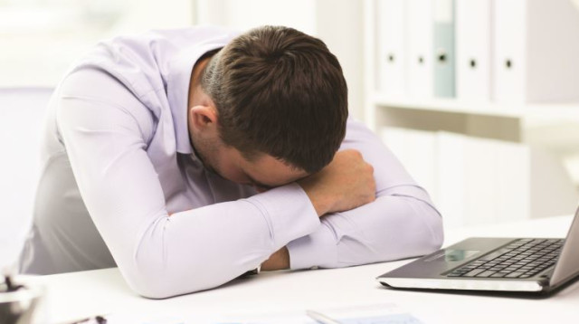 איש עייף מול המחשב (צילום: אינגאימג)