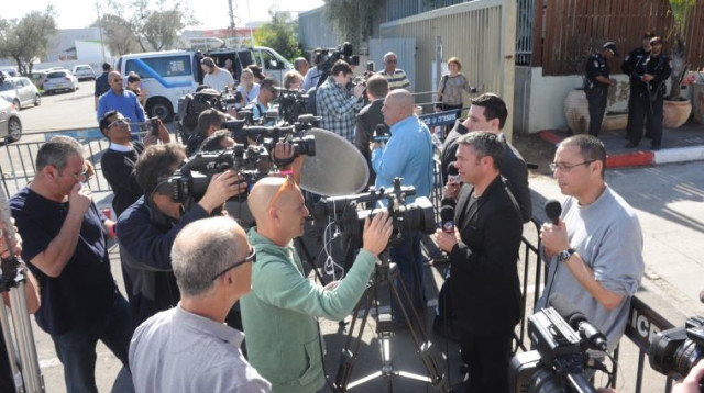 תקשורת לקראת כניסת אולמרט לכלא מעשיהו (צילום: אבשלום ששוני)