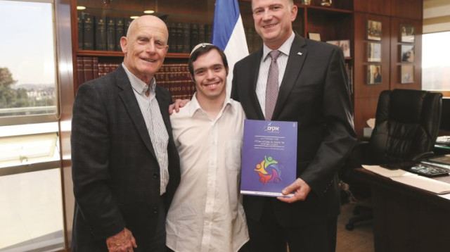 יו"ר הכנסת ויו"ר אקים עם אחד מחברי עמותת "לא כולם אכפת ממך" (צילום: יונתן זינדל, פלאש 90)