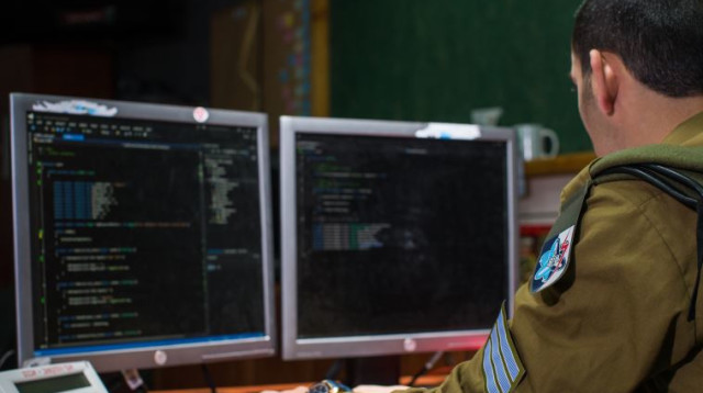 לוחם סייבר של צה"ל (צילום: דובר צה"ל)