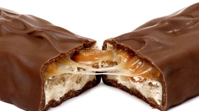 חטיף סניקרס חצוי לשניים (צילום: ויקיפדיה)