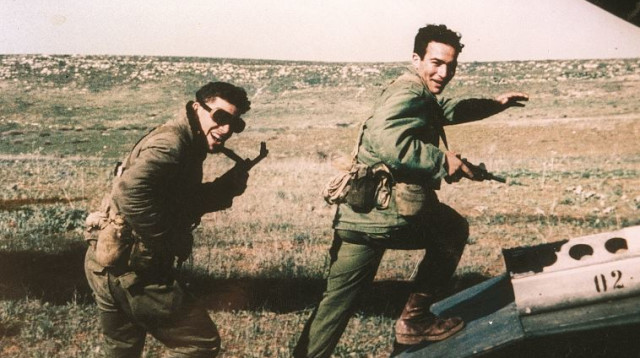 יוני נתניהו ז"ל (מימין) על מטוס ההרקולס במבצע אנטבה (צילום: רפרודוקציה, אדי ישראל)