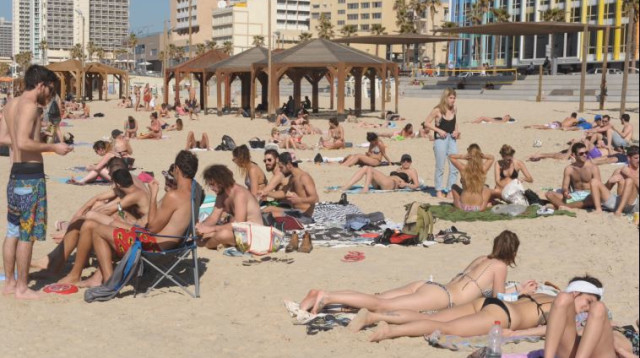 חוף קיץ חם חום ים משתזפים (צילום: אבשלום ששוני)
