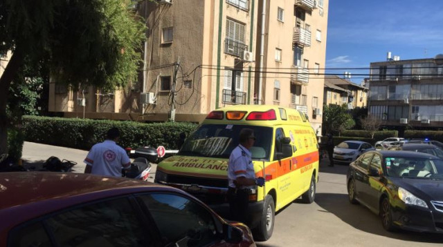 אמבולנס של מד"א בזירת רצח בתל אביב  (צילום: דוברות מד"א)