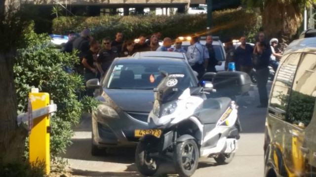 זירת רצח הצעירה בתל אביב  (צילום: דוברות המשטרה)