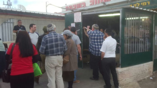 פיגוע דקירה במתחם רמי לוי, שער בנימין (צילום: נאור כהן - חדשות צ.ב.מ)