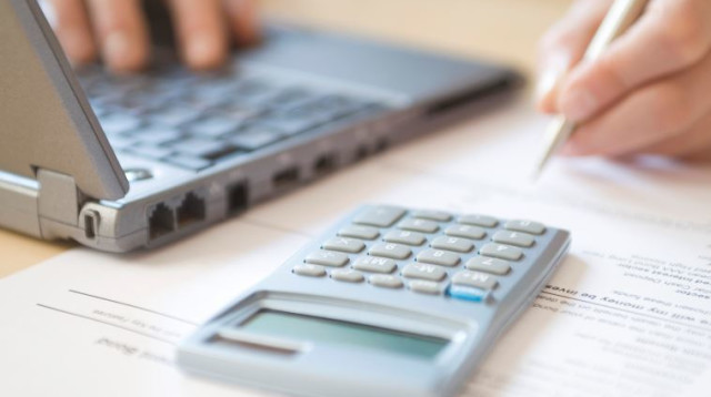 רואה חשבון מחשבון (צילום: אינגאימג)