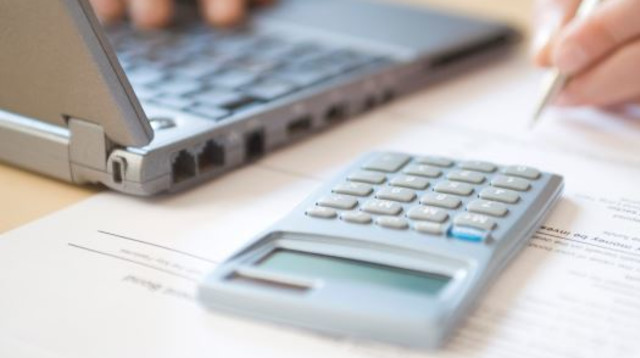 רואה חשבון מחשבון (צילום: אינגאימג)