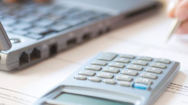 רואה חשבון מחשבון (צילום: אינגאימג)