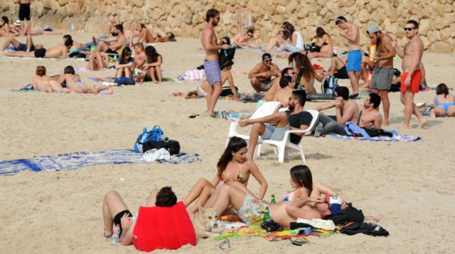 מתרחצים בחוף הים , השבוע  (צילום: אבשלום ששוני)