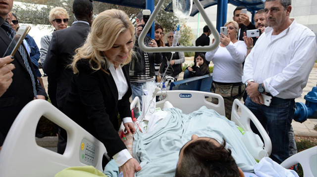 שרה נתניהו מבקרת את הפצועה שרה שפרלינג (צילום: אסף הרופא)