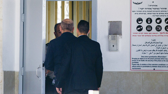 אולמרט נכנס לכלא, נתן זהבי (צילום: AFP)