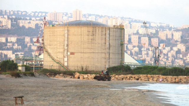 מכל האמוניה בחיפה (צילום: מקס ילינסון)