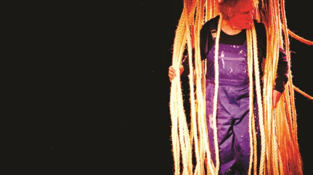 יאיר רובין בהצגה "תולעים" (צילום: תום ווליניץ)