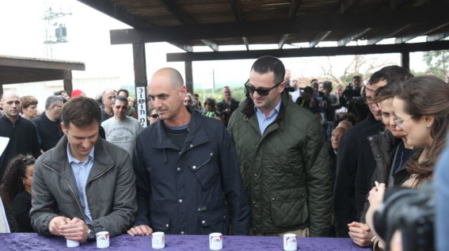 אחייניו של יוסי גרבר בהלווייתו (צילום: אבשלום ששוני)