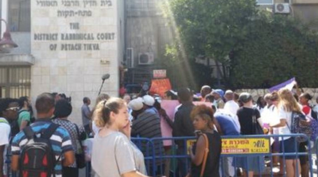 מחאת האתיופים נגד הרבנות בפתח תקווה (צילום: יהב שמעוני)