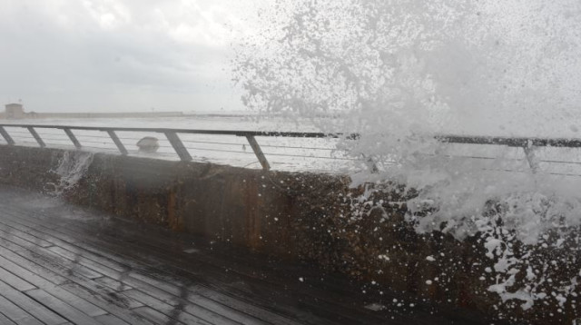 נמל תל אביב בסערה (צילום: אבשלום ששוני)