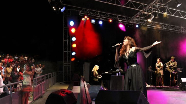 טילדה רג'ואן במופע (צילום: יח"צ)