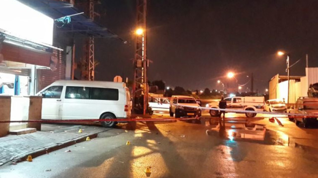 זירת ירי פלילי בלוד  (צילום: דוברות המשטרה)