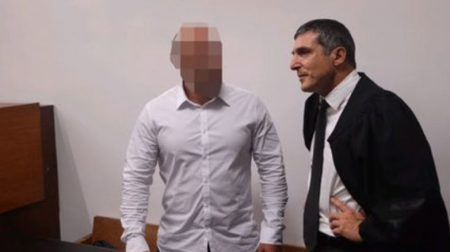 האב המטלטל ועורך דינו בדיון בבית המשפט המחוזי (צילום: פלאש 90)