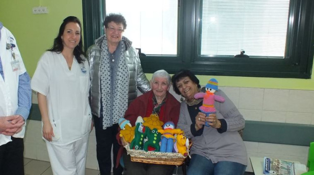 סבתא סורגת. רחל טואר (צילום: מיה צבן, דוברת המרכז הרפואי פוריה)