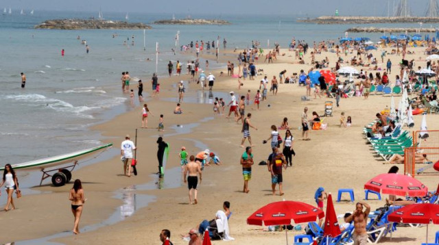 חוף הים בתל אביב באביב (צילום: אבשלום ששוני)