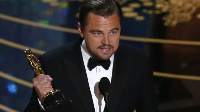 לאונרדו דיקפריו עם הפסלון הנכסף (צילום: רויטרס)