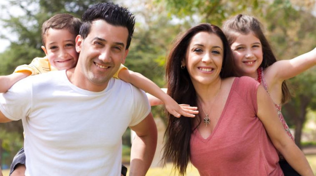 משפחה מאושרת (צילום: ingimage ASAP)